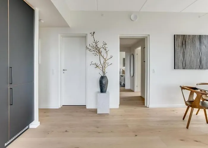 Luxury Living In Prime Spot דירה *