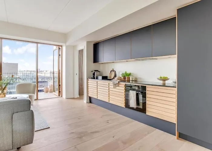 Luxury Living In Prime Spot דירה *