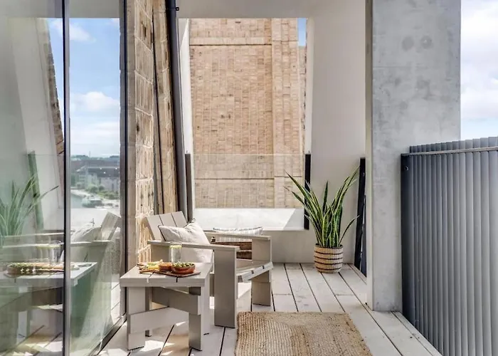 Luxury Living In Prime Spot דירה *