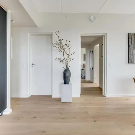 Luxury Living In Prime Spot Apartment *