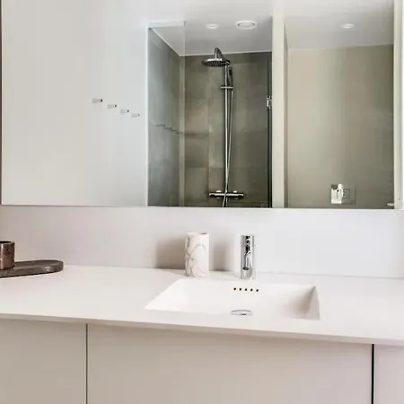Apartment Luxury Living In Prime Spot *