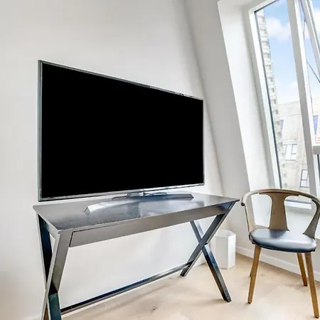 Apartment Luxury Living In Prime Spot *