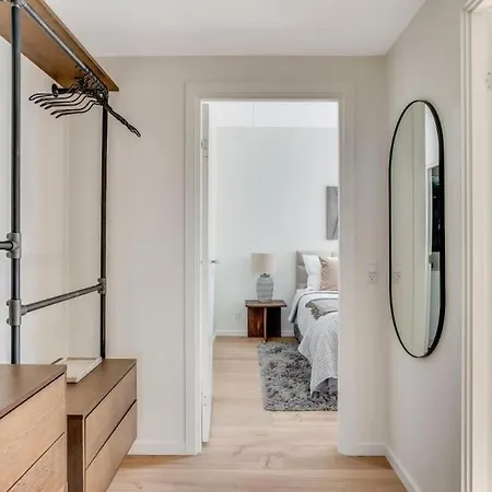 Luxury Living In Prime Spot Apartment *