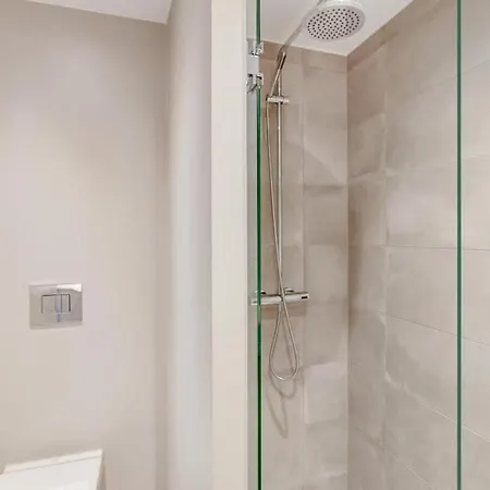 Apartment Luxury Living In Prime Spot