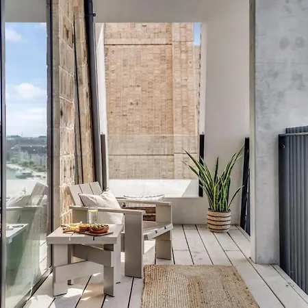 Luxury Living In Prime Spot דירה *